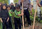 Polisi-Edukasi-Siswa-SD-tentang-Ketahanan-Pangan-Lewat-Penanaman-Sayuran