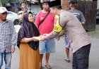 Indahnya-Berbagi-di-Jumat-Berkah,-Polsek-Taman-Bagikan-Makanan-ke-Warga-di-Jalan-Raya-Wonocolo