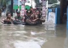 Polri-Bergerak-Tangani-Banjir-Cakung-Kerahkan-132-Personel-Perahu-Taktis-Kendaraan-4x4-dan-Dapur-Lapangan-Brimob