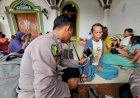 Polri-All-Out--Evakuasi-Hadirkan-Randurlap-dan-Patroli-Kesehatan-Door-to-Door-untuk-Korban-Banjir-Karawang