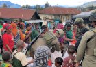 Bantuan-Presiden-RI-Disalurkan-kepada-Pengungsi-Agisiga,-Satgas-Ops-Damai-Cartenz-Gelar-Trauma-Healing-di-Intan-Jaya