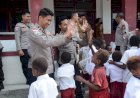 Satgas-Damai-Cartenz-Bagikan-Tas-dan-Alat-Tulis-untuk-Masa-Depan-Papua