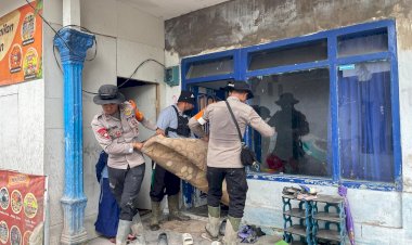 Satbrimob-Polda-Jawa-Timur-Perkuat-Operasi-Kemanusiaan-Pasca-Erupsi-Semeru