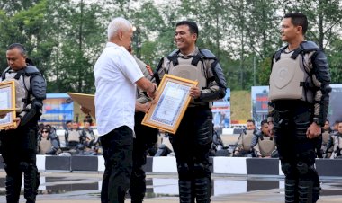 Kapolresta-Sidoarjo-Terima-Penghargaan-Kapolri-dalam-Apel-Kasatwil-2025