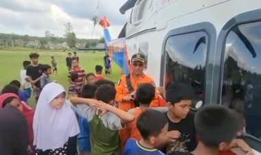 Kru-Helikopter-Polri-Dampingi-Warga-di-Tengah-Bencana,-Anak-Anak-Aceh-Tamiang-Jadi-Sumber-Semangat