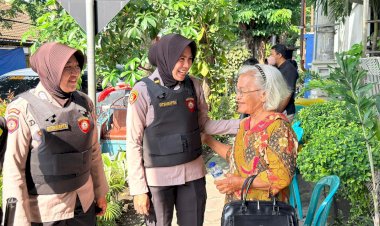 Humanis,-Polwan-Sidoarjo-Bantu-Lansia-Ibadah-Natal-di-Gereja