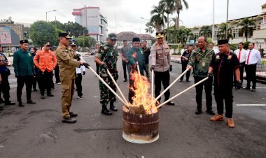 Polres-Jember-Musnahkan-Ribuan-Botol-Miras-Hasil-Operasi-Pekat-di-Bulan-Ramadhan