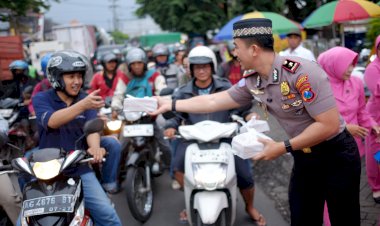 Kapolsek-Taman-Bersama-Bhayangkari-dan-Anggota-Polsek-Taman-Bagikan-Takjil-kepada-Pengguna-Jalan-di-Jl-Raya-Kalijaten