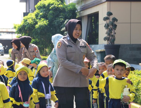 Satlantas Polresta Sidoarjo Kenalkan Profesi Polri Sejak Dini