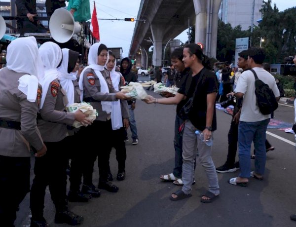 Sejukkan Ramadhan, Polda Metro Jaya Kedepankan Pendekatan Humanis Dan Tim Sholawat Dalam Pelayanan Penyampaian Aspirasi Mahasiswa