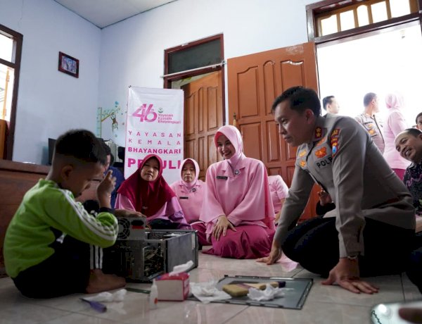 Hari Jadi YKB ke-46, Kapolres Bojonegoro Beri Hadiah Laptop Bocah Jago Perbaiki Elektronik