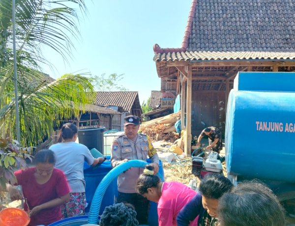 Polres Bojonegoro Salurkan 16 Ribu Liter Air Bersih untuk Warga Terdampak Kemarau di Ngambon