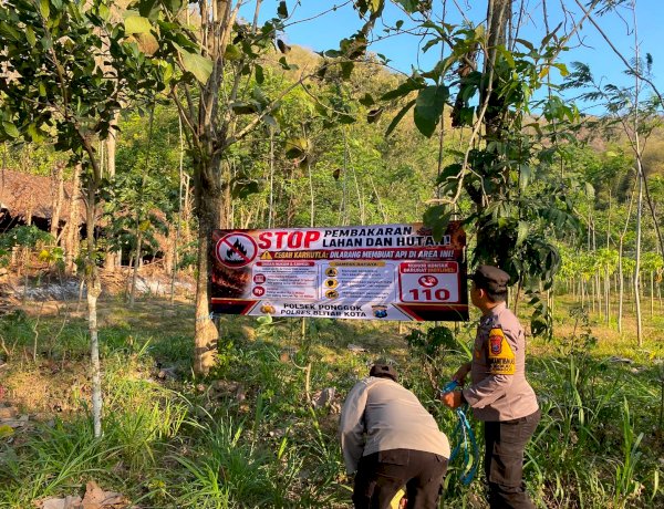 Polres Blitar Kota Edukasi Warga dan Pasang Banner Cegah Karhutla di Lereng Gunung Pegat