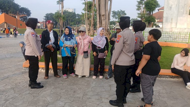 Polwan-Polresta-Sidoarjo-Humanis-Amankan-Car-Free-Day-Alun-alun-Sidoarjo