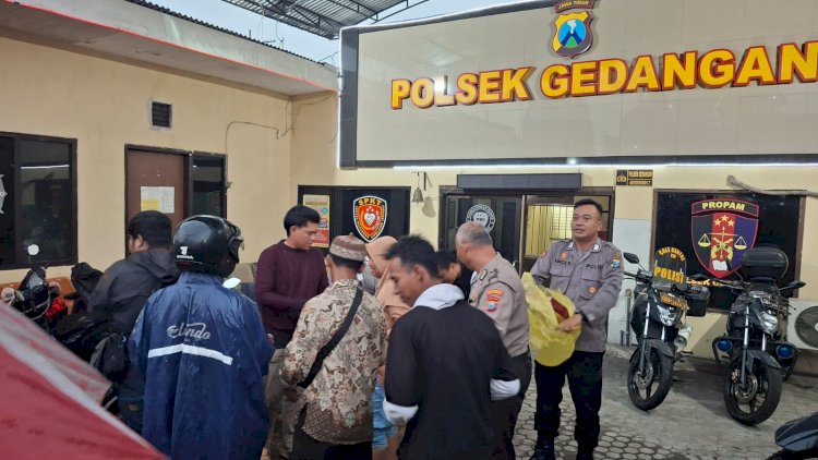Polsek-Gedangan-Bagi-Takjil-Ramadhan,-Wujud-Kepedulian-kepada-Masyarakat
