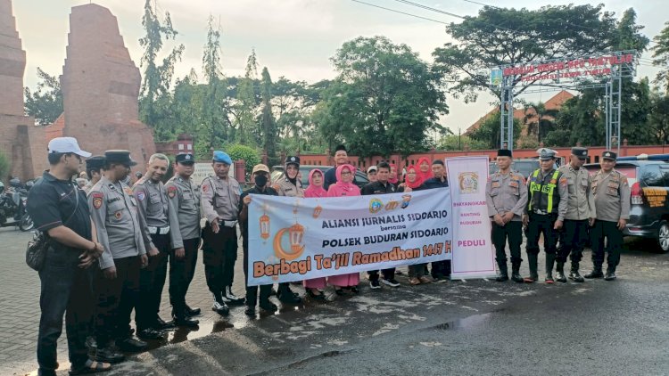 AJS-dan-Polsek-Buduran-Sidoarjo-Tebar-Kebaikan,-Bagikan-Ratusan-Takjil-di-Depan-Museum-Mpu-Tantular