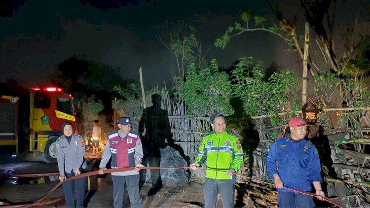 Polsek-Krian-Respon-Laporan-Warga-Adanya-Kebakaran-Rumput-Liar-di-Lahan-Kosong-Watugolong